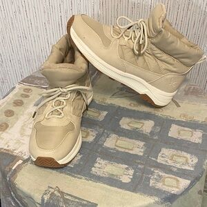 Women Winter Eddie Bauer Beige Winter Boots Size,9M Comfortable Soft